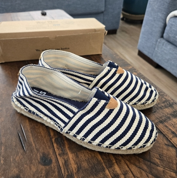 Toni Pons Shoes - TONI PONS - "Blanes DD" Classic unisex espadrille. Size US Women 7.5. Navy. New.